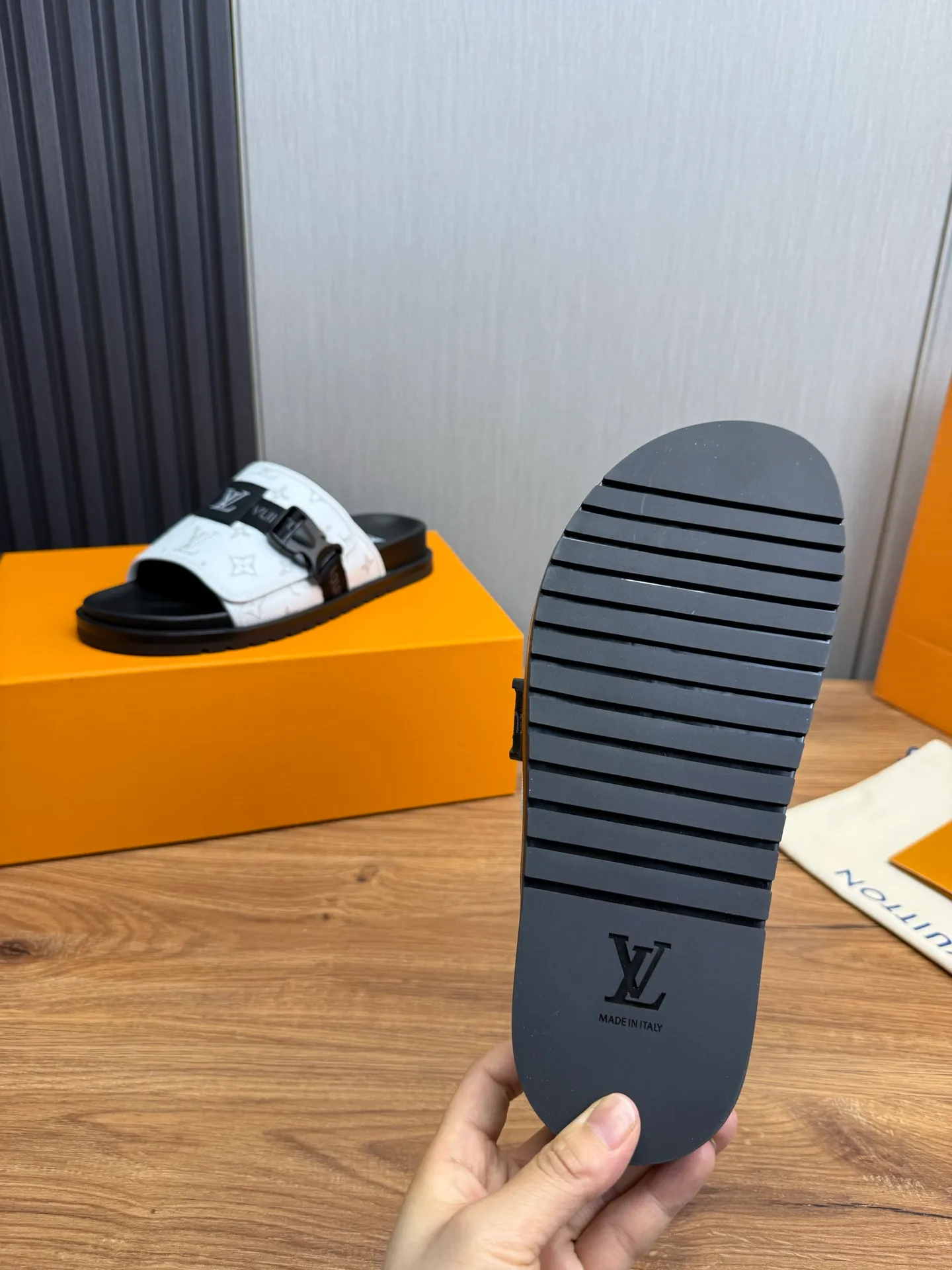 Men's shoes 💰320💰 Lv. hot selling men's slippers 🔥 🩴Official website one to one production 38-45 sizes 45 46 🉑️Customized!